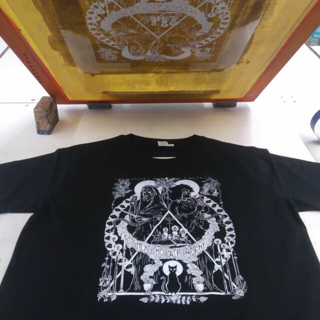 Shirts restocked! ❤️ Over the last couple of weeks I spent days reprinting shirts that were out of stock. I hand print everything. Thanks for your patience, it's a lot ofwork. Appreciate y'all for the support.

#printmaking #screenprint #printstudio #screenprinting #propaganda #hexthepatriarchy #pomegranate #Ecosystem #nosystembuttheecosystem #ftp #acab